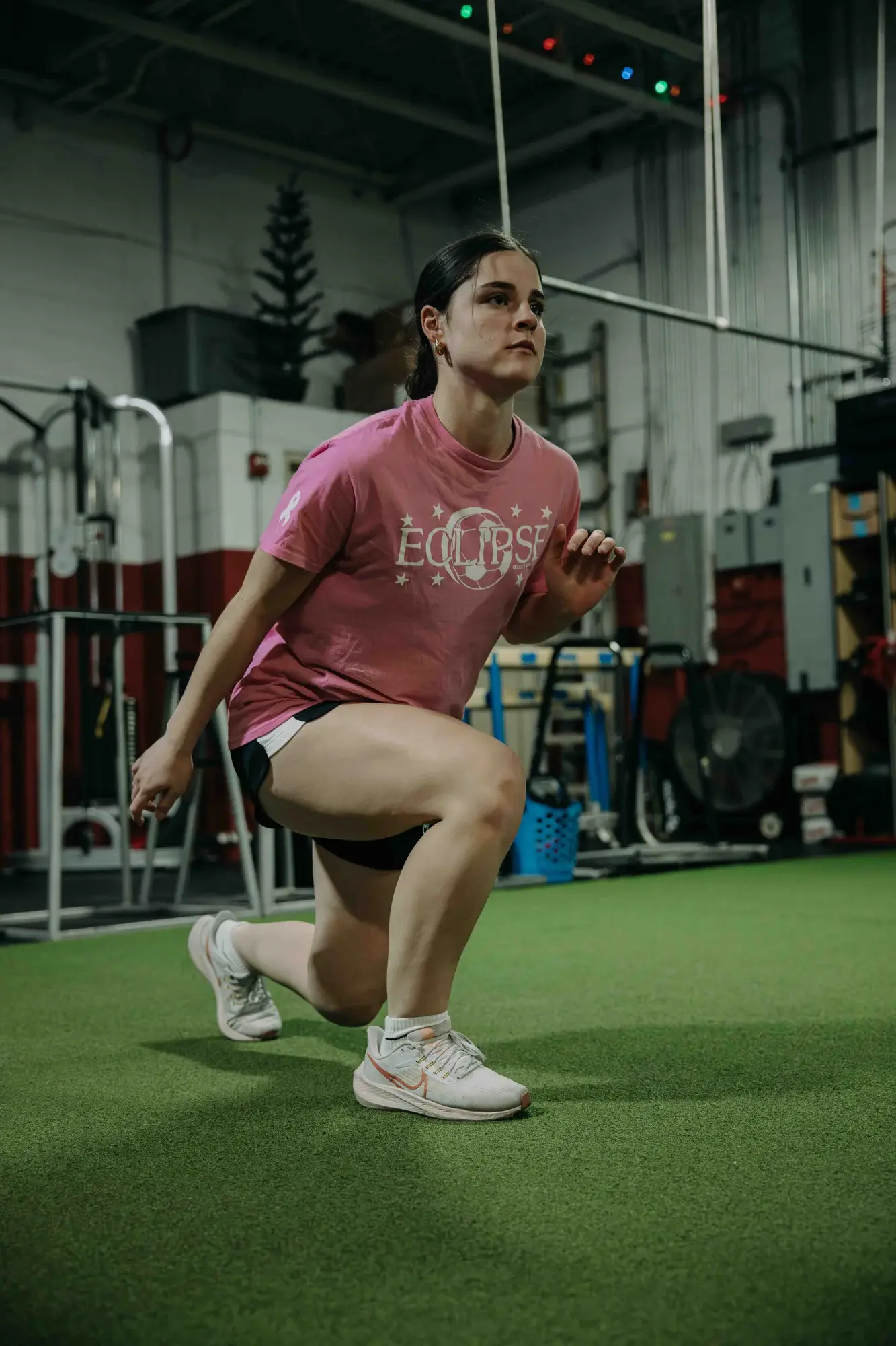  Athlete working with a provider at a performance physical therapy clinic in Northbrook, IL
